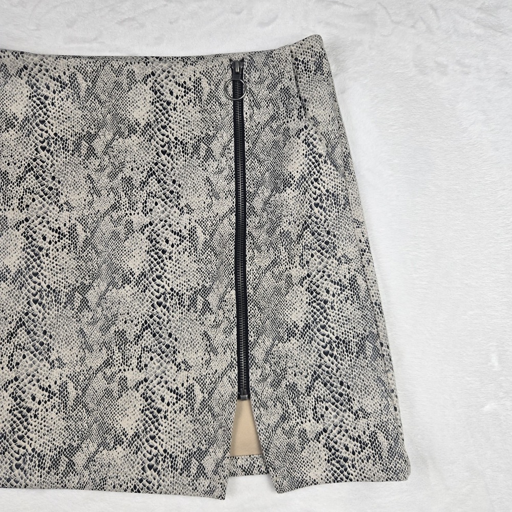 Promesa Women's Tan Black Gray Snake Print Mini Skirt Size Medium Zipper Pockets - Picture 2 of 9